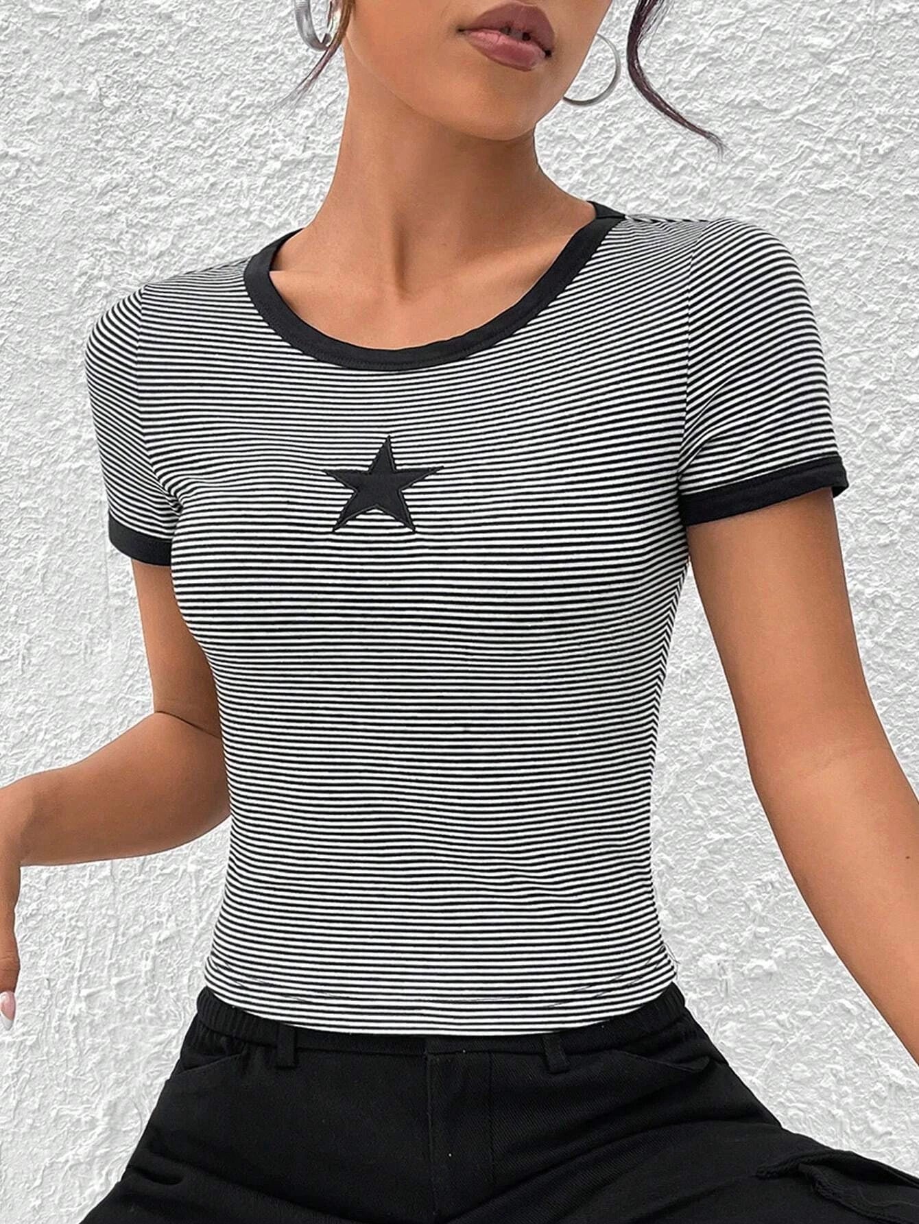 SHEIN EZwear Camiseta crop con estampado de rayas y estrella unido en contraste