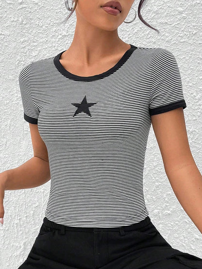 SHEIN EZwear Camiseta crop con estampado de rayas y estrella unido en contraste