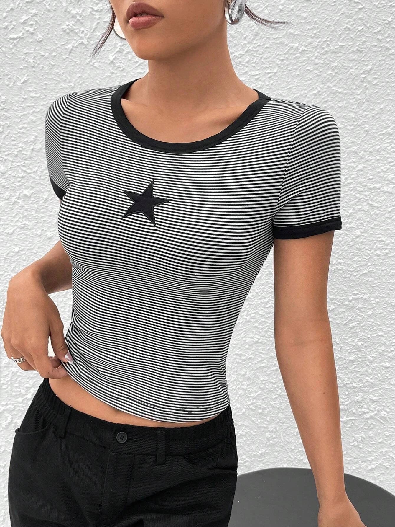 SHEIN EZwear Camiseta crop con estampado de rayas y estrella unido en contraste