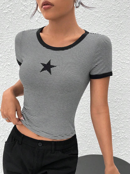 SHEIN EZwear Camiseta crop con estampado de rayas y estrella unido en contraste
