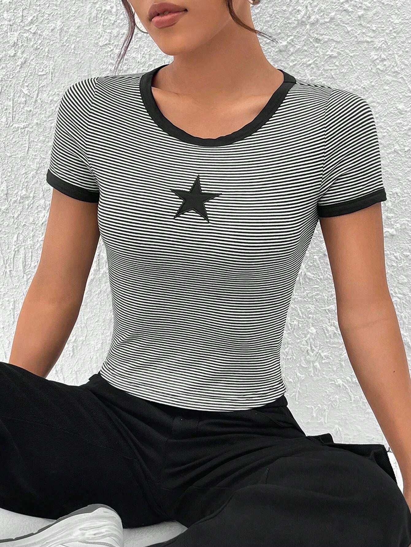 SHEIN EZwear Camiseta crop con estampado de rayas y estrella unido en contraste