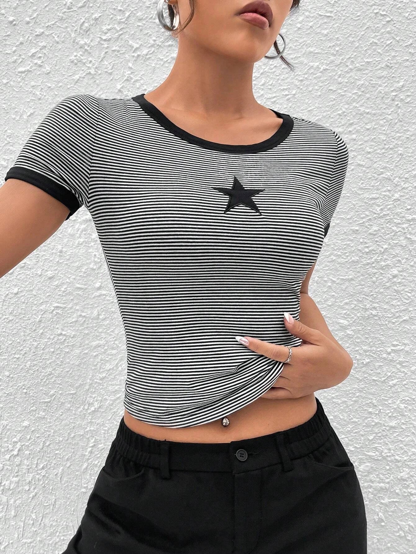 SHEIN EZwear Camiseta crop con estampado de rayas y estrella unido en contraste