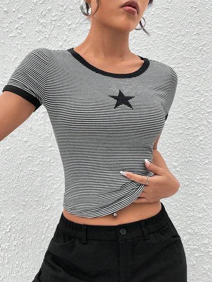 SHEIN EZwear Camiseta crop con estampado de rayas y estrella unido en contraste