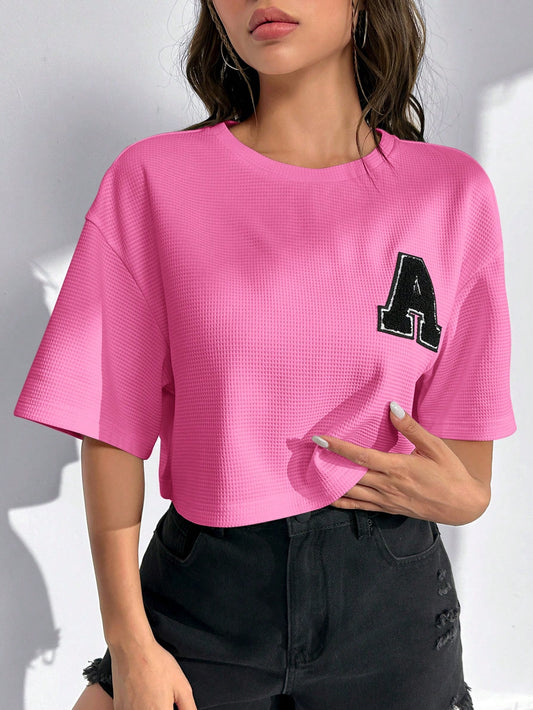 SHEIN EZwear Camiseta de hombros caídos con parche de letra