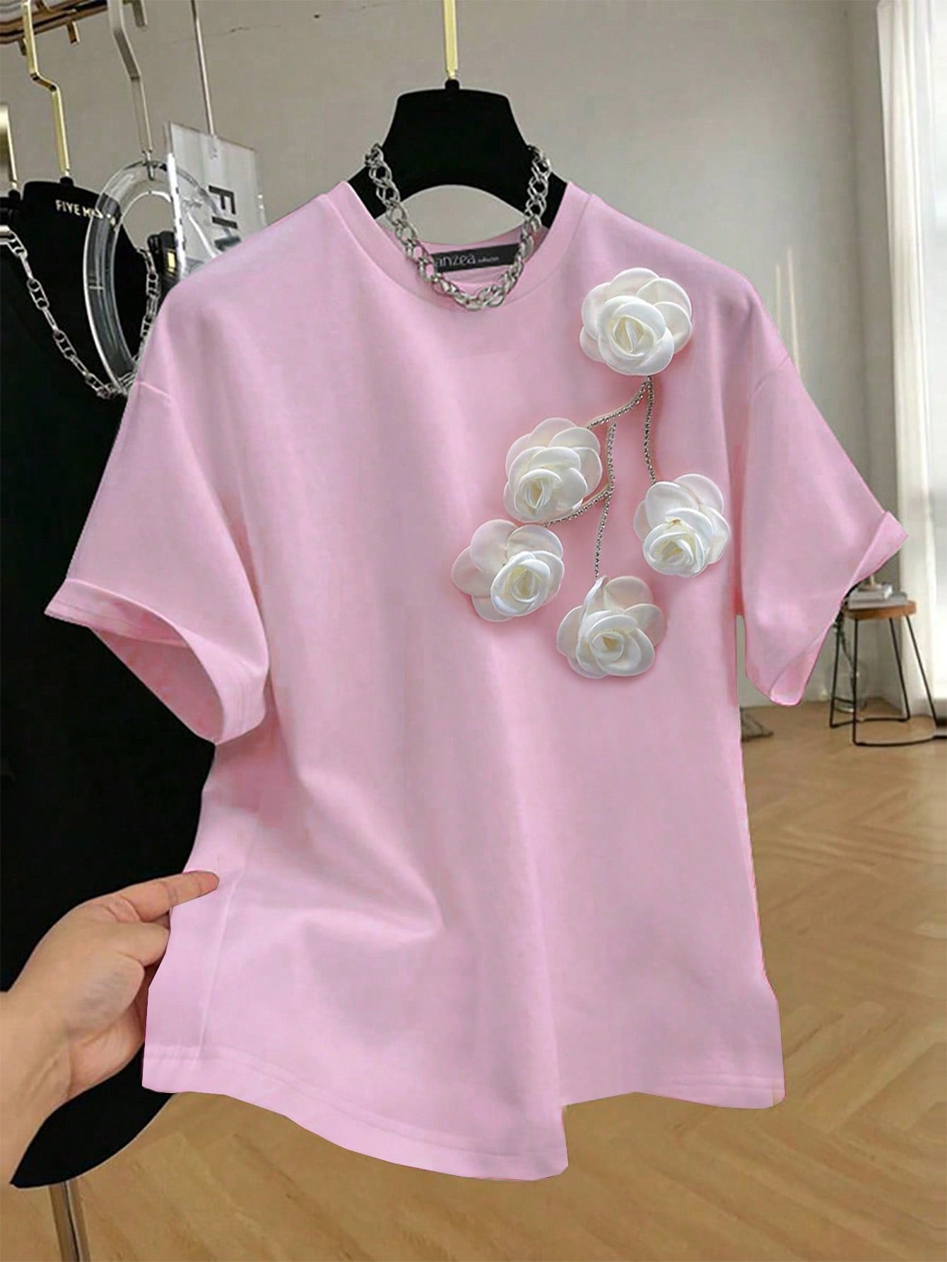 SHEIN EZwear Camiseta de mujer de manga corta con cuello redondo decorada con flores 3D y cristales