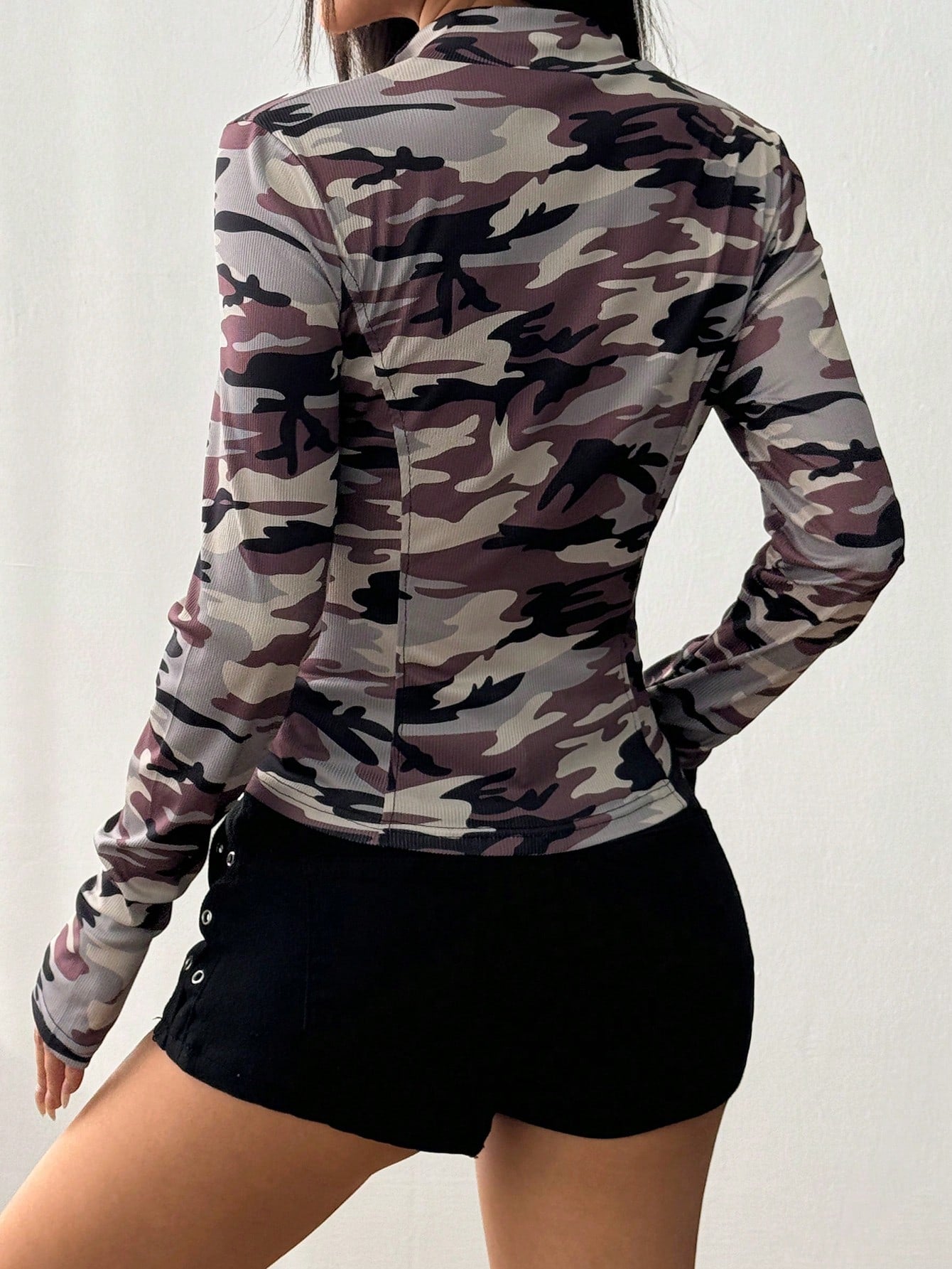SHEIN EZwear Chaqueta ajustada con cremallera frontal y mangas largas con camuflaje para mujeres