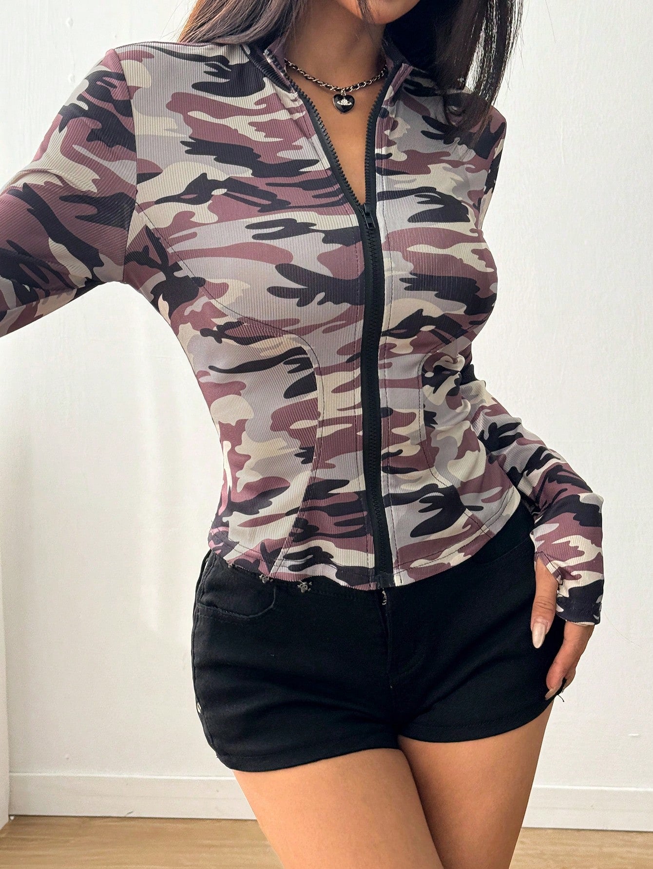 SHEIN EZwear Chaqueta ajustada con cremallera frontal y mangas largas con camuflaje para mujeres
