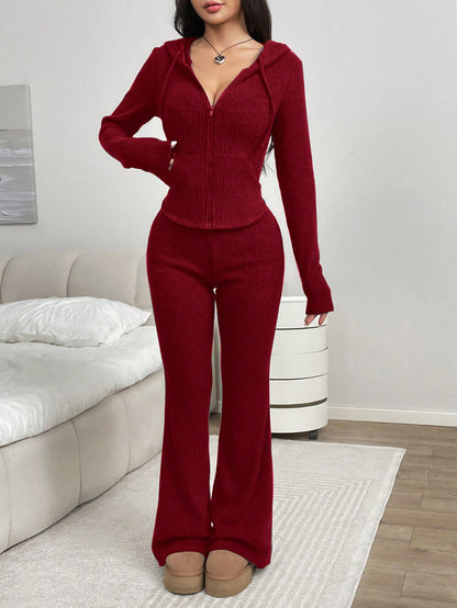SHEIN EZwear Conjunto de 2 piezas con top de sudadera con capucha de punto roja y pantalones ceñidos con campana para mujer