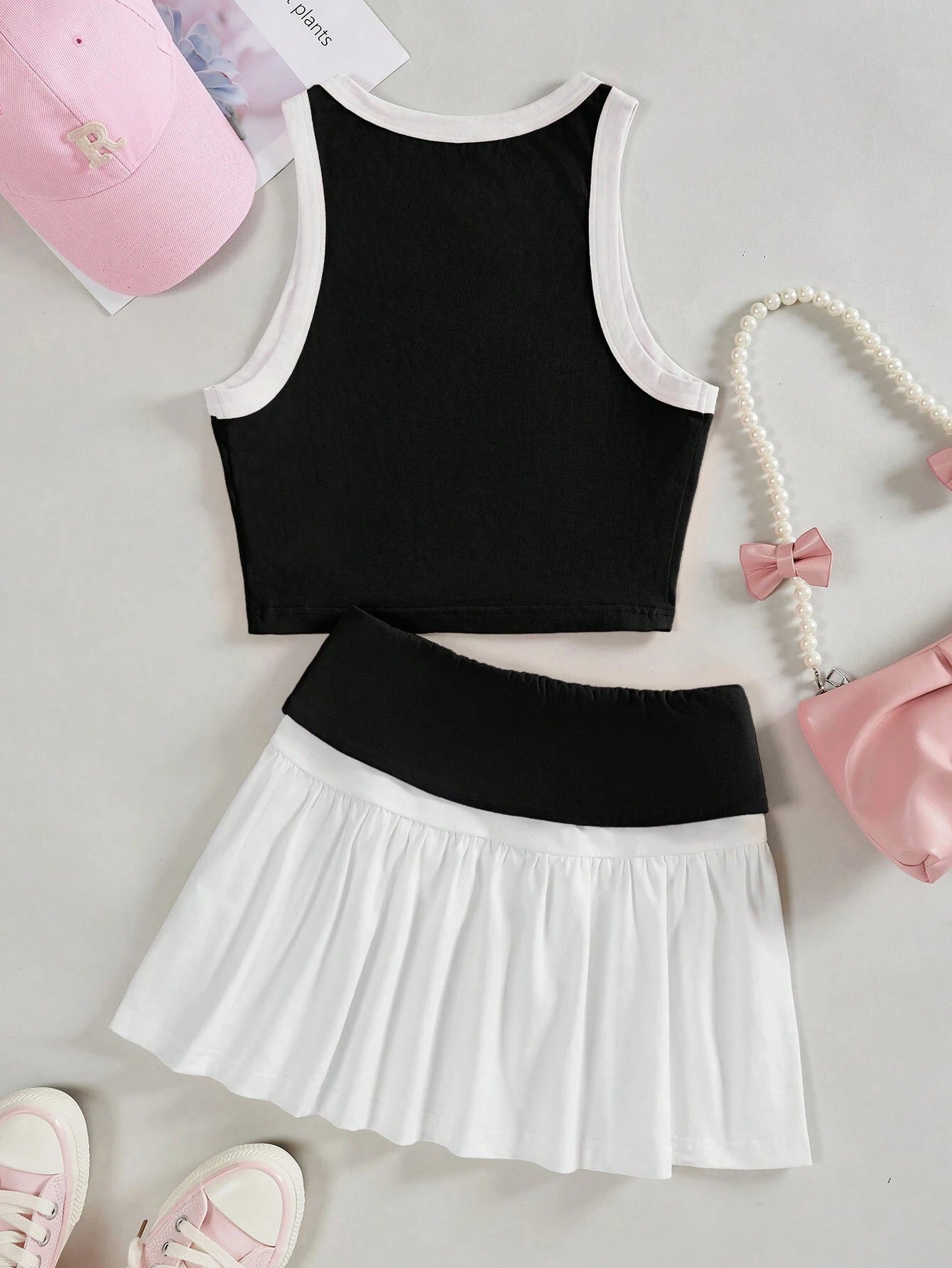 SHEIN EZwear Conjunto de chaleco tejido con ribete de contraste bordado con letras y mini falda plisada para mujeres