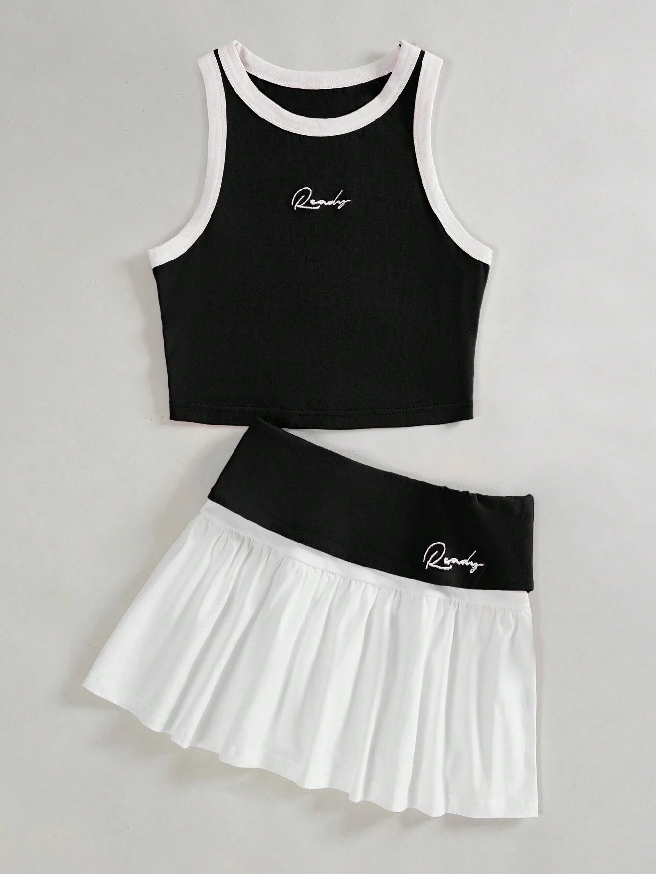 SHEIN EZwear Conjunto de chaleco tejido con ribete de contraste bordado con letras y mini falda plisada para mujeres