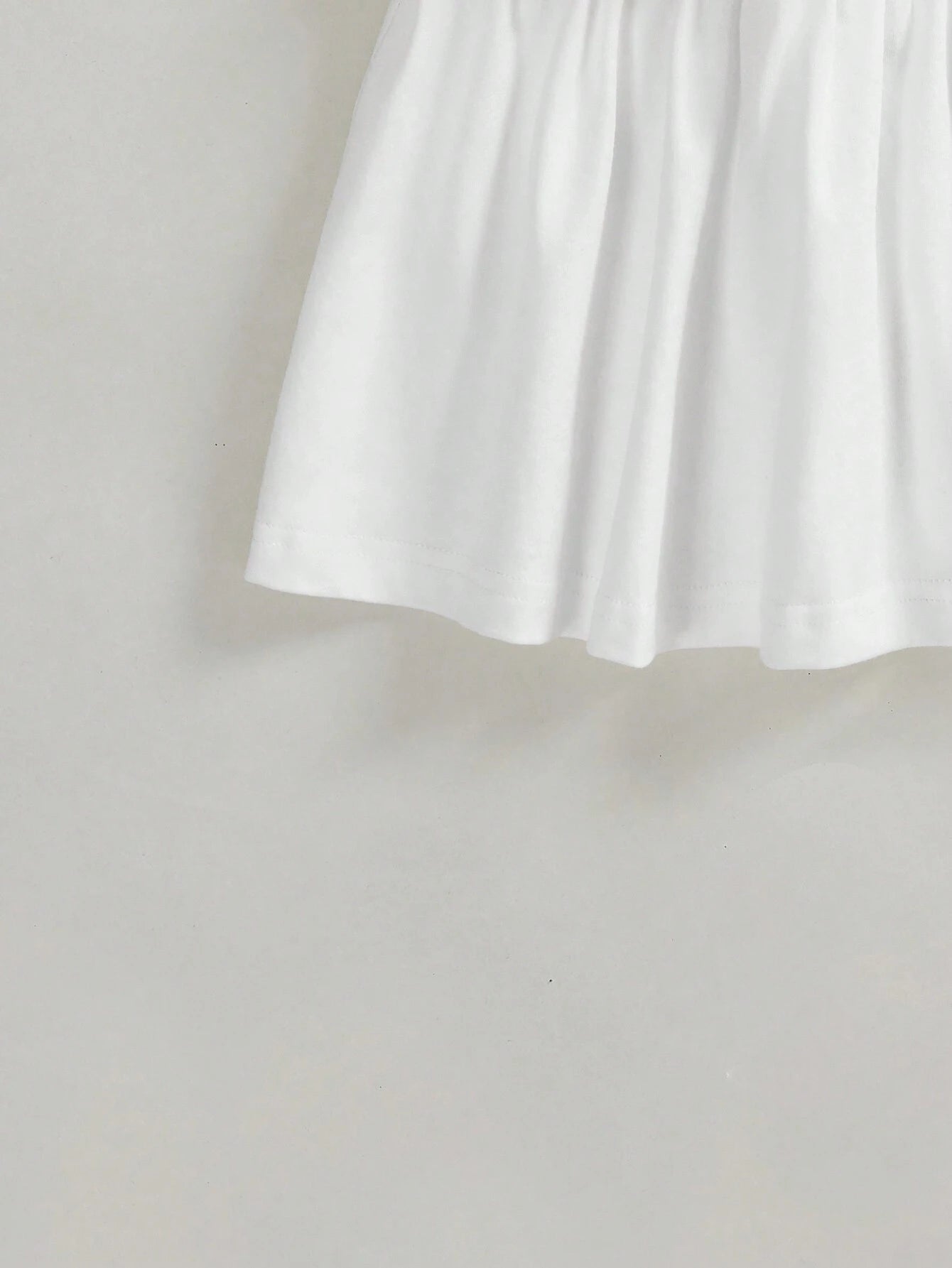 SHEIN EZwear Conjunto de chaleco tejido con ribete de contraste bordado con letras y mini falda plisada para mujeres