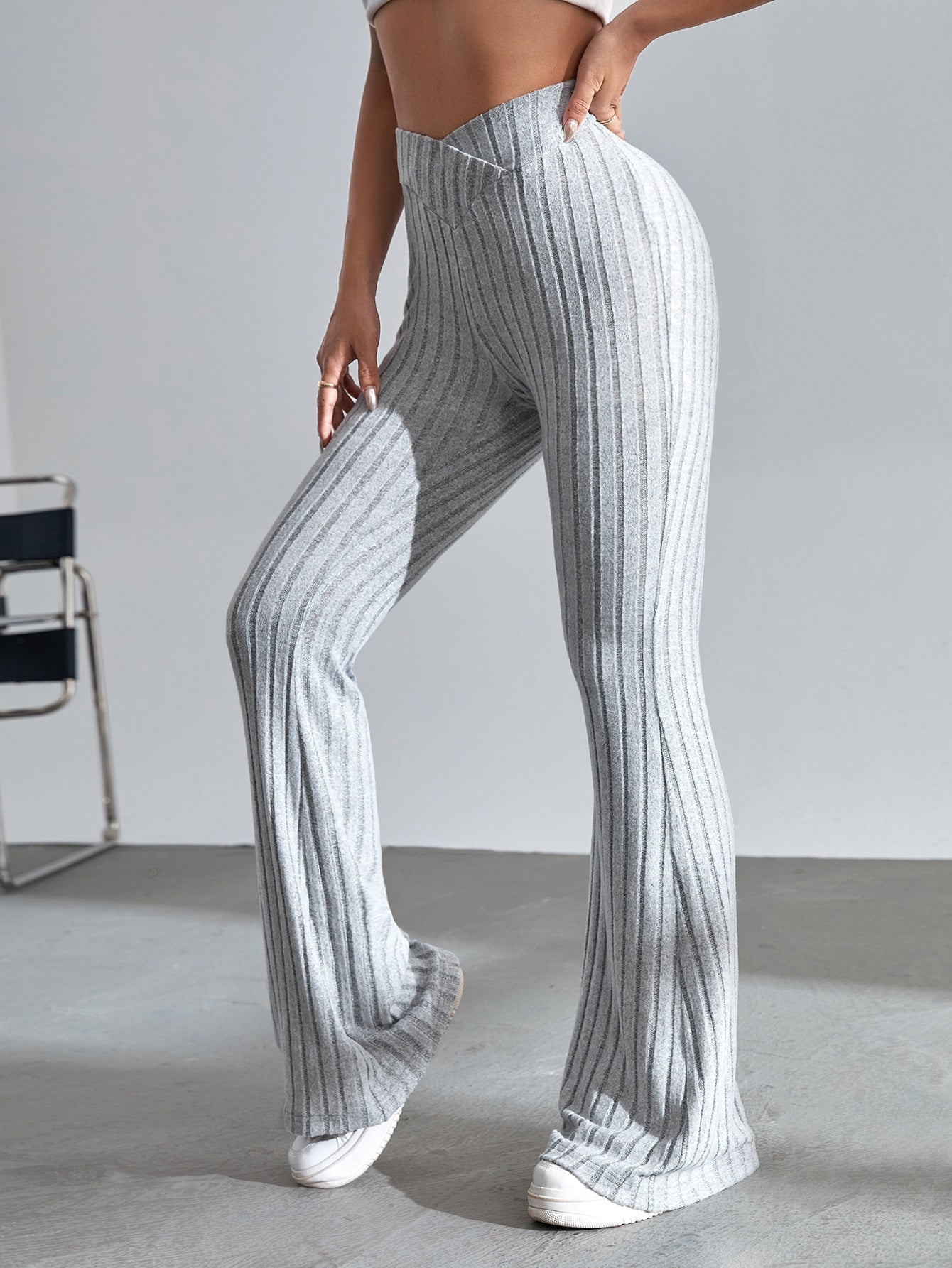 SHEIN EZwear Pantalones acampanados unicolor tejido de canalé