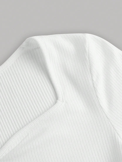 SHEIN El Color Sólido Hecho Punto De Las Muchachas Adolescentes Ahueca Hacia Fuera La Camiseta Rayada Con El Cuello Del Amor, Estilo Casual