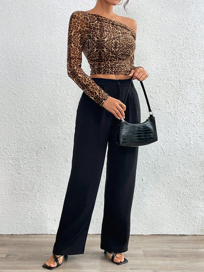 SHEIN Essnce Camiseta elegante de manga larga con cuello asimétrico y estampado de leopardo ajustada para mujeres