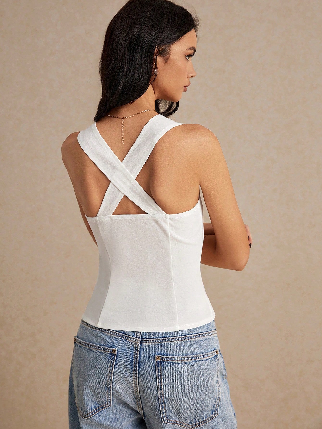 Camiseta sin mangas blanca para el verano, Camiseta negra exquisita decorada con botones, Estilo de moda simple y clásico, Tejido con microelasticidad, Ropa casual de oficina, Adecuada para el uso diario y el trabajo, Camiseta sólida sin mangas para mujer
