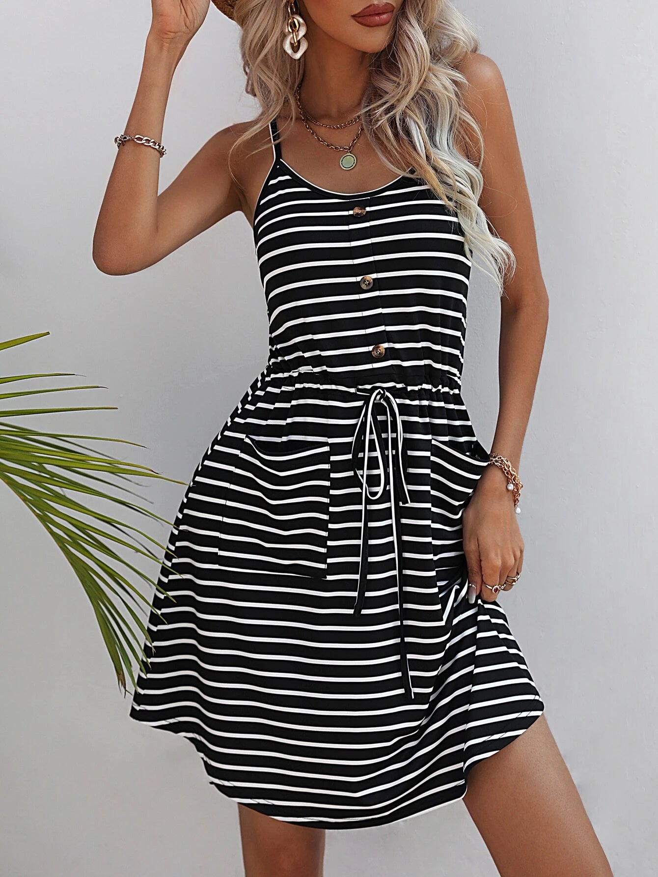 SHEIN LUNE Vestido de tirantes con estampado de rayas con nudo delantero con doble bolsillo