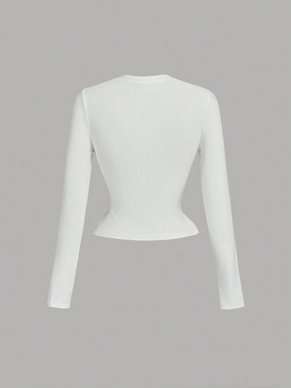 SHEIN MOD Camiseta blanca con letras delanteras decoradas con puntada de encaje hueco, con cordones en la parte delantera, camiseta de Año Nuevo, camiseta de San Valentín, camiseta linda, camiseta de primavera