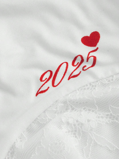 SHEIN MOD Camiseta blanca con letras delanteras decoradas con puntada de encaje hueco, con cordones en la parte delantera, camiseta de Año Nuevo, camiseta de San Valentín, camiseta linda, camiseta de primavera