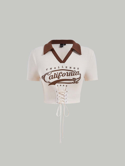 SHEIN MOD Camiseta crop con estampado de letra de cuello en contraste con cordón delantero
