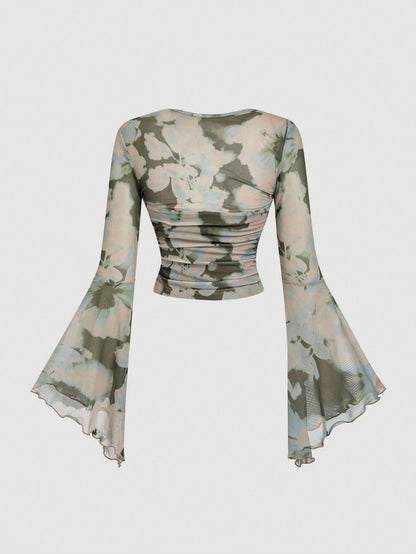 SHEIN MOD Camiseta de mujer con mangas acampanadas y estampado de flores abstractas en tie-dye