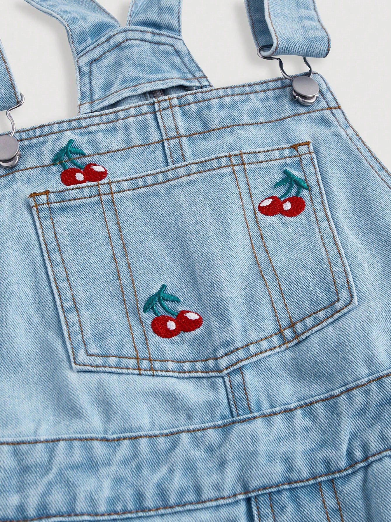SHEIN MOD Pantalones cortos de mezclilla para mujeres con bordado de cerezas en el peto y bolsillo delantero