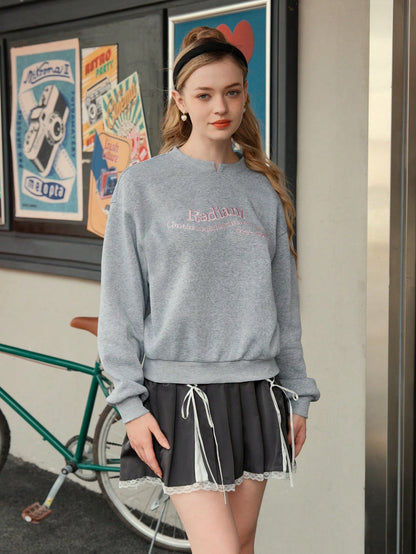 SHEIN MOD Sudadera holgada con cuello redondo gris, bordada adorablemente, ropa de regreso a la escuela, sudadera gris, sudadera con cuello redondo, atuendos de otoño para mujer