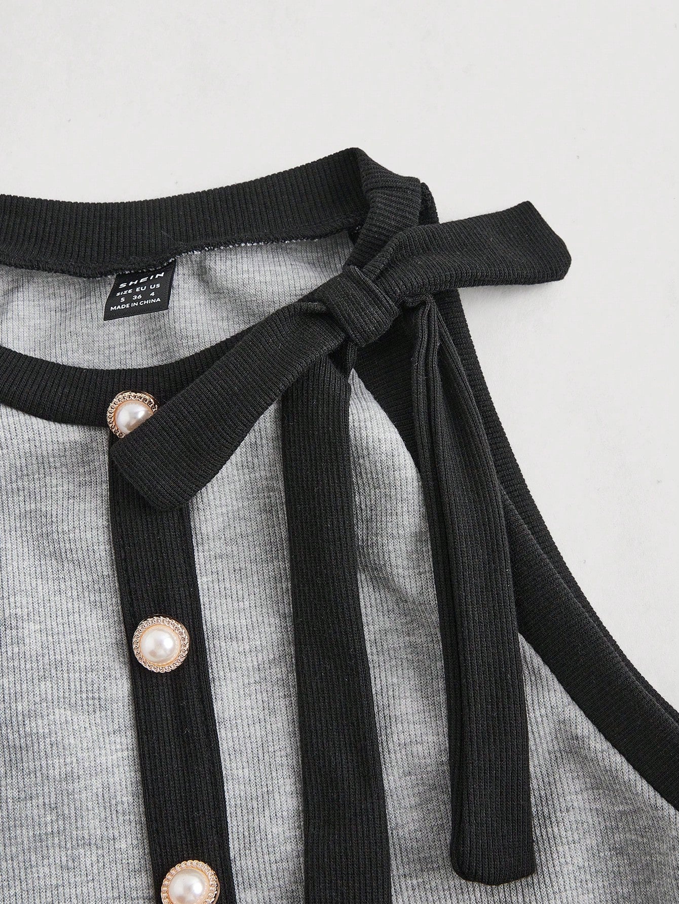 SHEIN MOD Top sin mangas de cuello redondo para mujer con decoración de botones y lazo en blanco y negro, estilo patchwork, perfecto para una cita nocturna