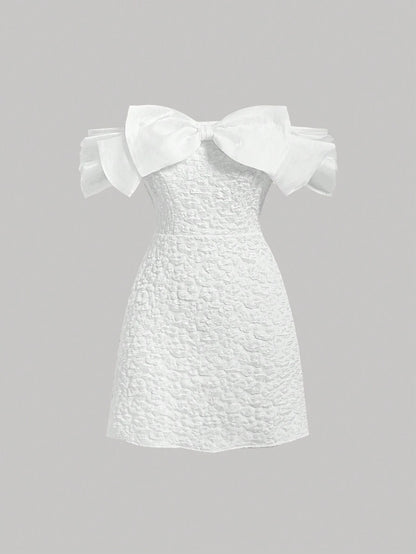 SHEIN MOD Vestido Blanco ajustado De Hombros Descubiertos Con Textura Y Detalle De Lazo Para Mujeres