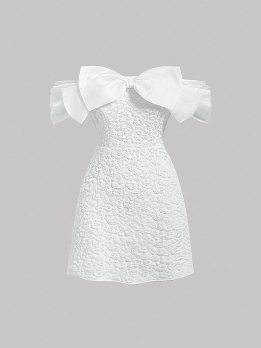 SHEIN MOD Vestido Blanco ajustado De Hombros Descubiertos Con Textura Y Detalle De Lazo Para Mujeres
