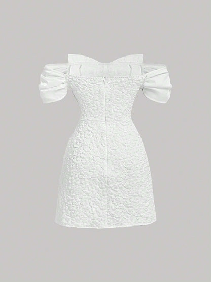 SHEIN MOD Vestido Blanco ajustado De Hombros Descubiertos Con Textura Y Detalle De Lazo Para Mujeres
