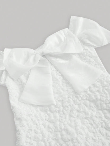 SHEIN MOD Vestido Blanco ajustado De Hombros Descubiertos Con Textura Y Detalle De Lazo Para Mujeres