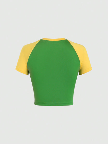 SHEIN EZwear Camiseta de mujer de manga corta con cuello redondo y estampado brasileño de bloques de color