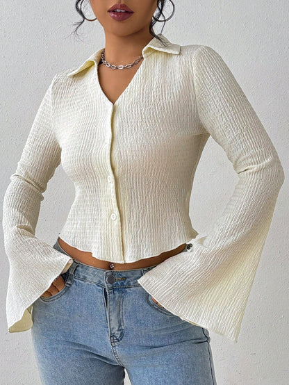 SHEIN PETITE Camisa de mujer texturizada en tono limpio con mangas acampanadas y cintura ceñida