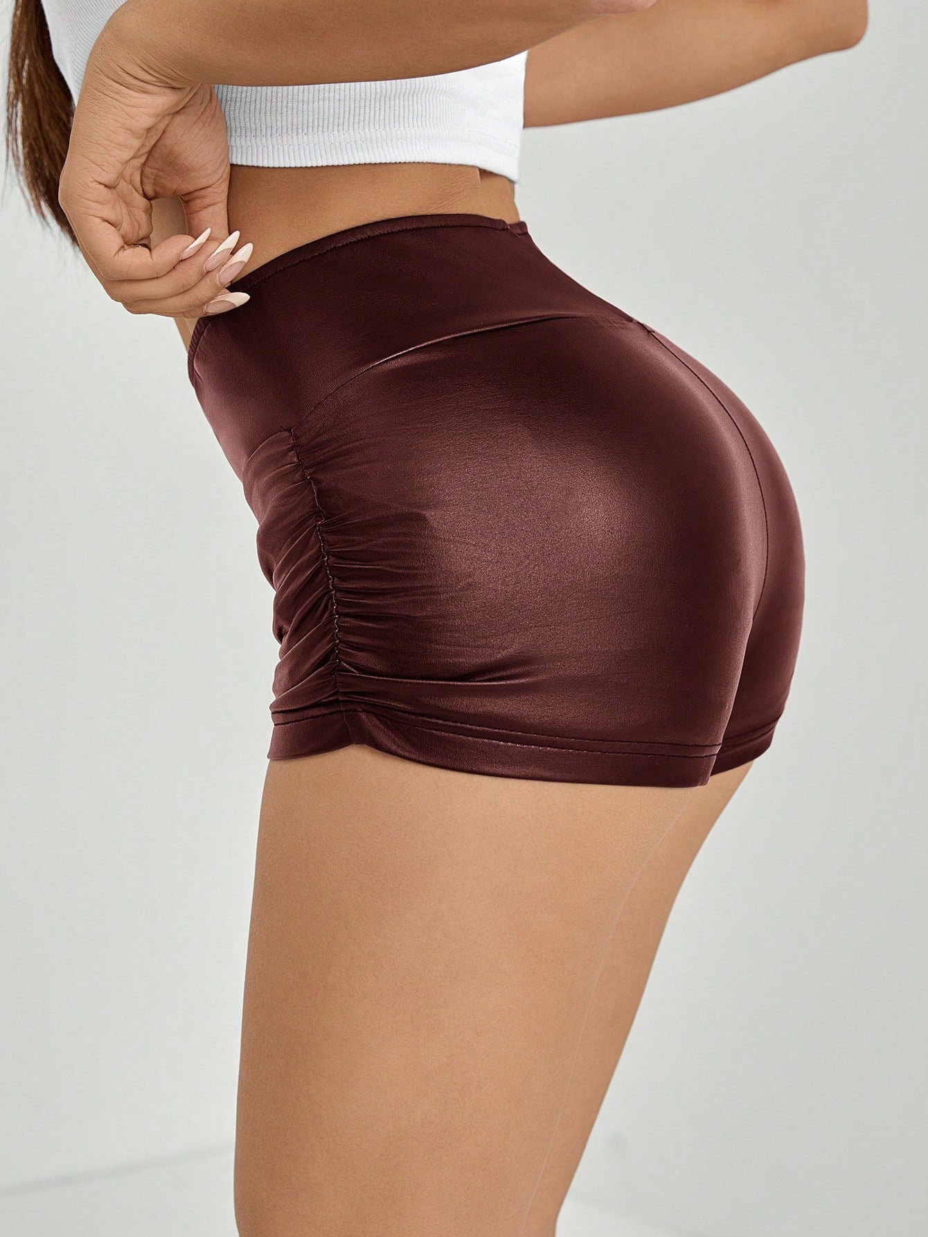 SHEIN PETITE Mujeres Leggings cortos de unicolor plisados de piel de imitación negra