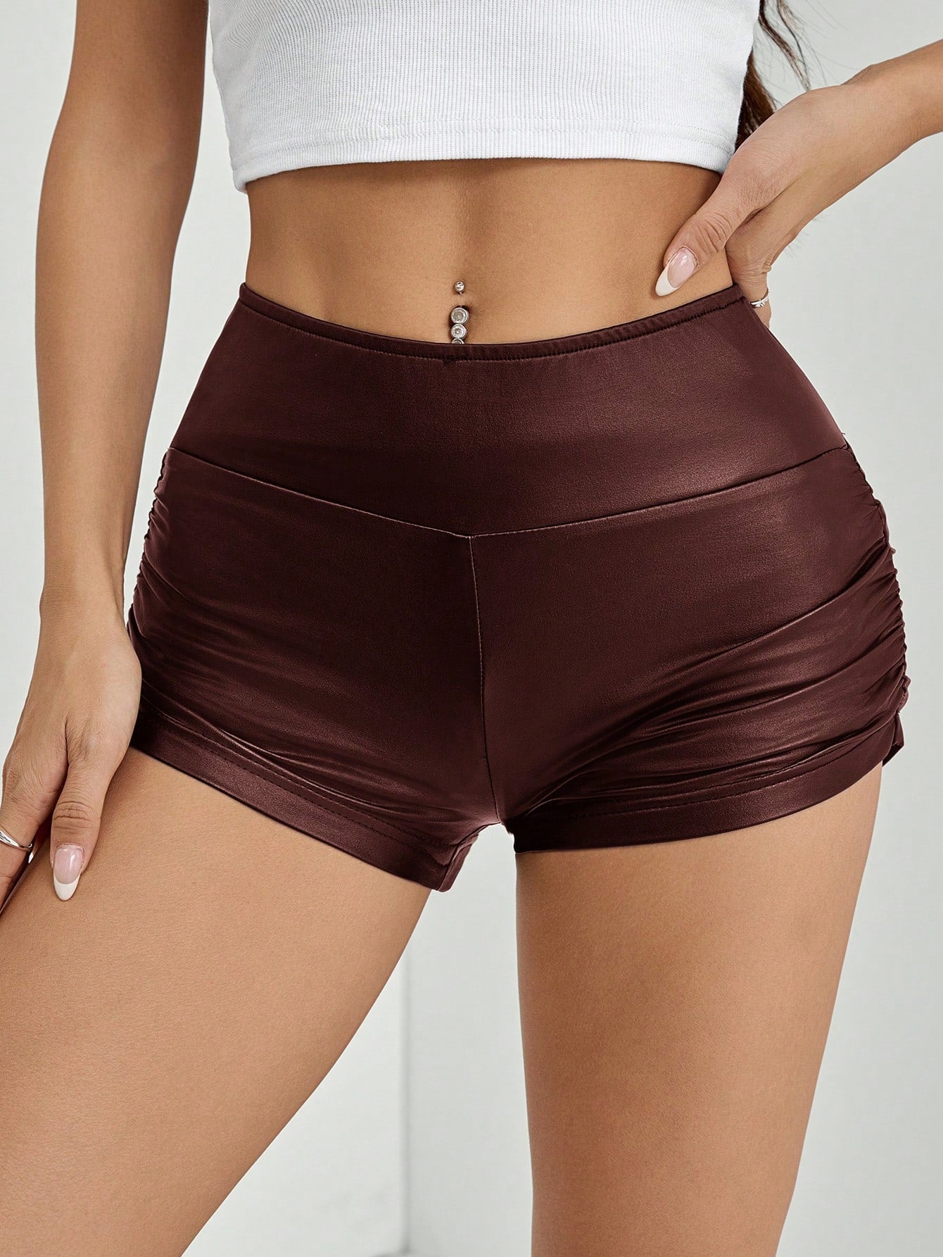 SHEIN PETITE Mujeres Leggings cortos de unicolor plisados de piel de imitación negra
