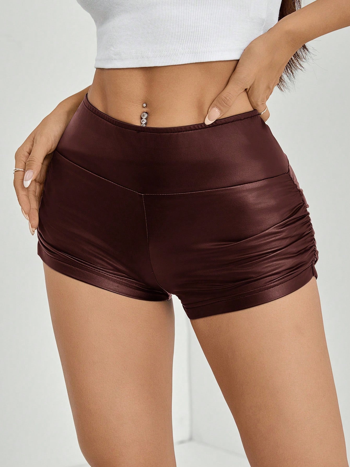 SHEIN PETITE Mujeres Leggings cortos de unicolor plisados de piel de imitación negra