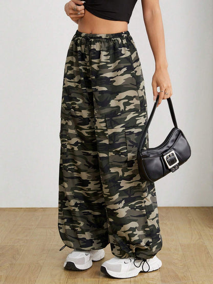 SHEIN PETITE Pantalones de paracaídas de cintura baja con estampado camouflage para mujer, de moda