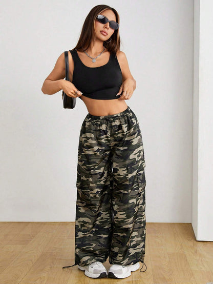 SHEIN PETITE Pantalones de paracaídas de cintura baja con estampado camouflage para mujer, de moda