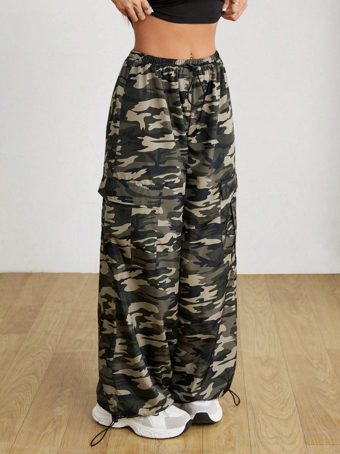 SHEIN PETITE Pantalones de paracaídas de cintura baja con estampado camouflage para mujer, de moda