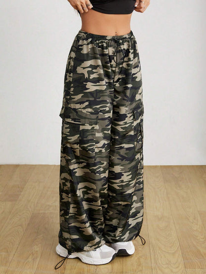 SHEIN PETITE Pantalones de paracaídas de cintura baja con estampado camouflage para mujer, de moda