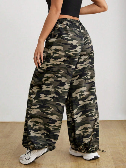 SHEIN PETITE Pantalones de paracaídas de cintura baja con estampado camouflage para mujer, de moda