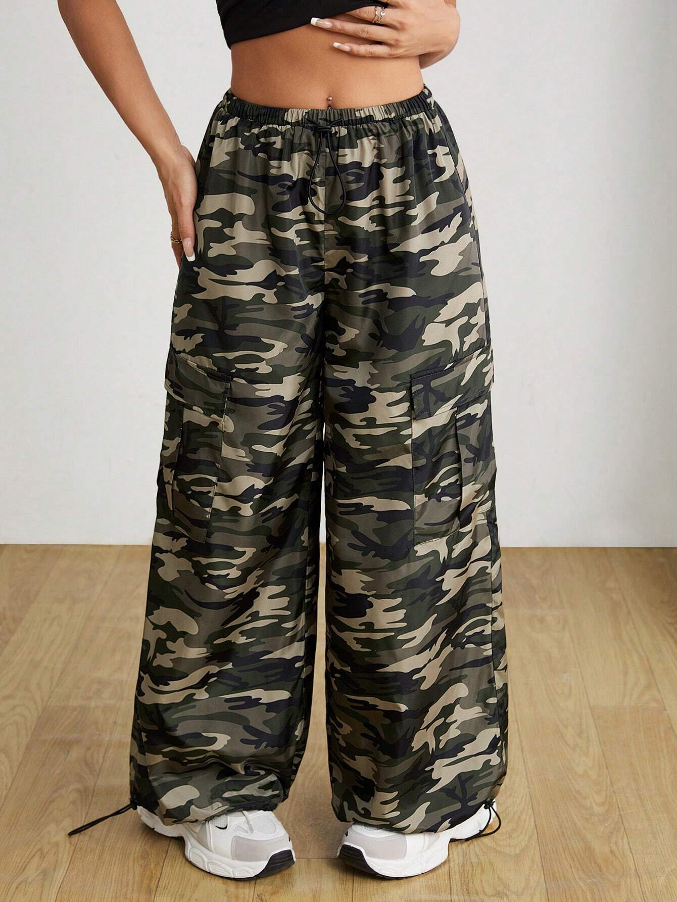SHEIN PETITE Pantalones de paracaídas de cintura baja con estampado camouflage para mujer, de moda