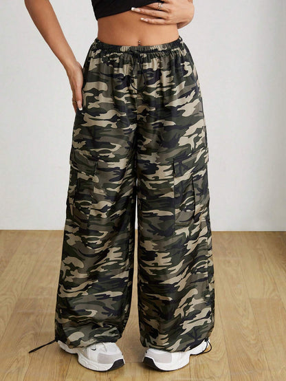 SHEIN PETITE Pantalones de paracaídas de cintura baja con estampado camouflage para mujer, de moda