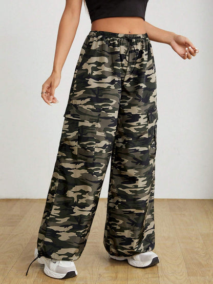 SHEIN PETITE Pantalones de paracaídas de cintura baja con estampado camouflage para mujer, de moda