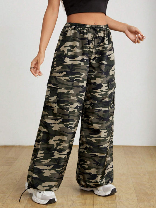 SHEIN PETITE Pantalones de paracaídas de cintura baja con estampado camouflage para mujer, de moda