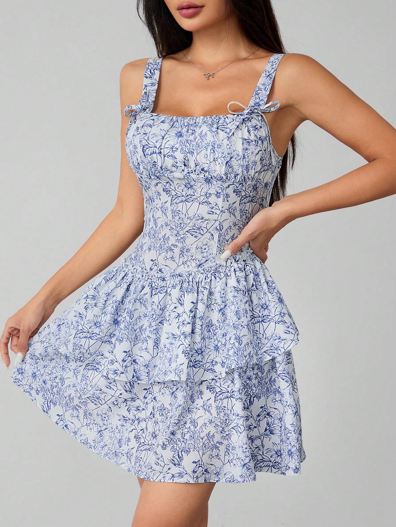 SHEIN PETITE Vestido romántico con cintura oblicua estampado en porcelana azul y blanca con fondo blanco