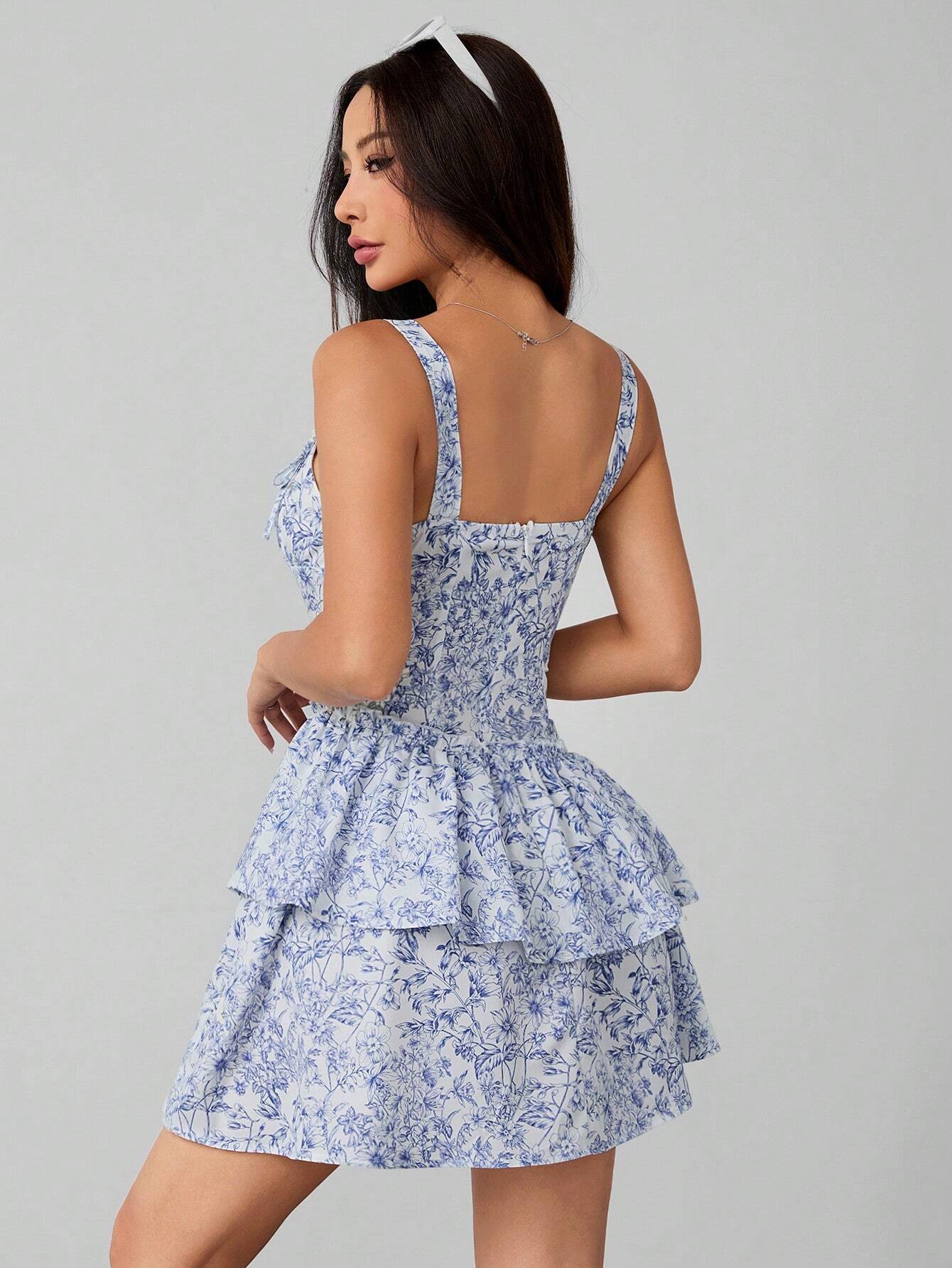 SHEIN PETITE Vestido romántico con cintura oblicua estampado en porcelana azul y blanca con fondo blanco