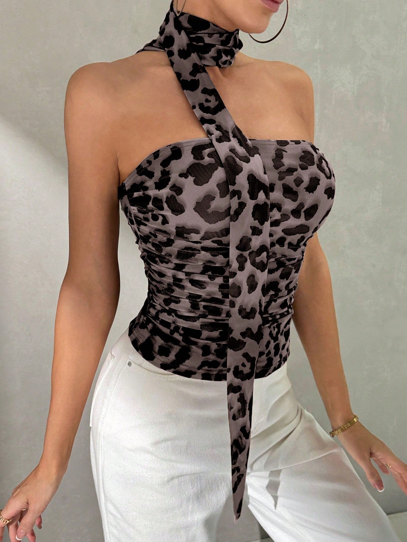 SHEIN Privé Top bandeau ajustado con volante de estampado de leopardo, elegante y moderno, para mujer en festival de música de verano