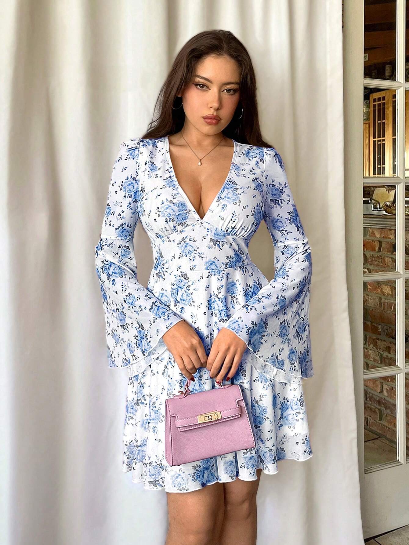 SHEIN Privé Vestido con cuello en V profundo, dobladillo acampanado y volantes con estampado floral para damas