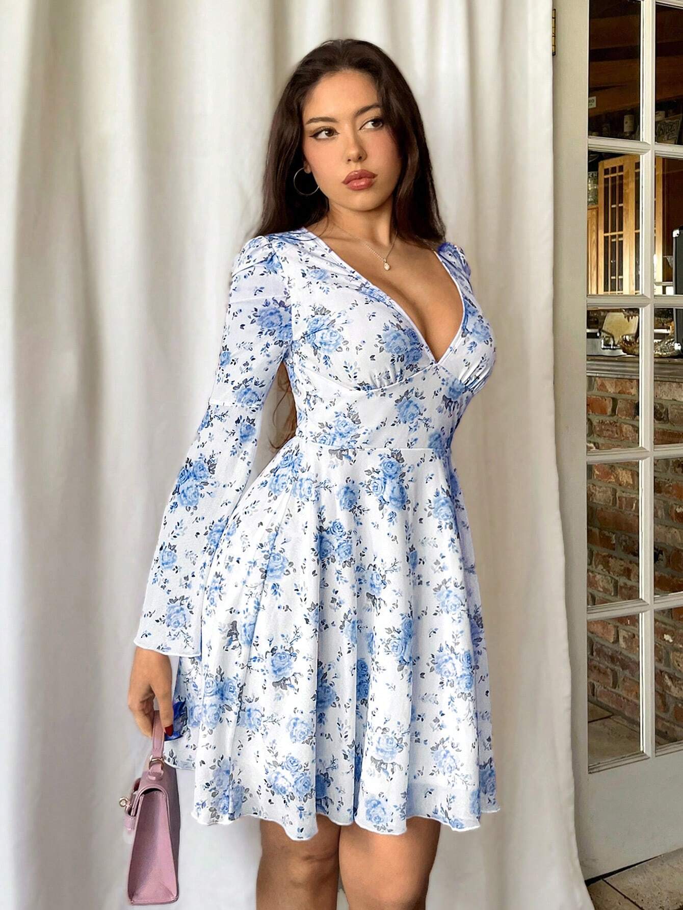 SHEIN Privé Vestido con cuello en V profundo, dobladillo acampanado y volantes con estampado floral para damas